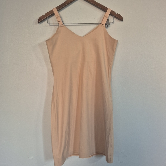 Knix LuxeLift Slip Body Smoothing Slip In Warm Sand Medium - Picture 3 of 9
